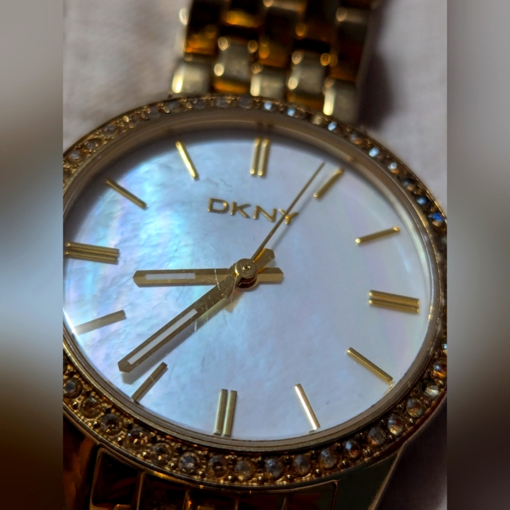 (182)WOMEN DKNY GOLD TONE STEEL,MOP PEARL DIAL+CRYSTALS-NY4999